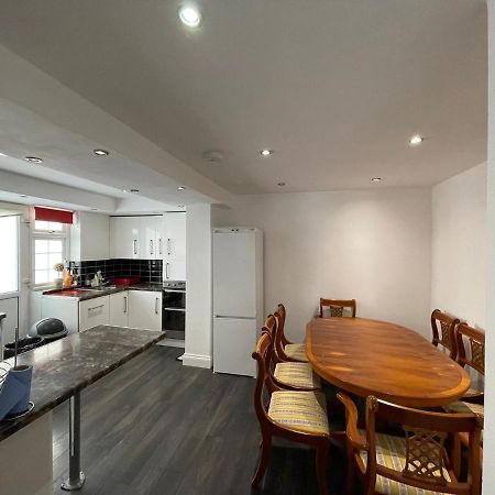 4 Bedroom House 10 Mins Walk To The Beach And Less Than A Mile From Bournemouth Main Station Екстериор снимка