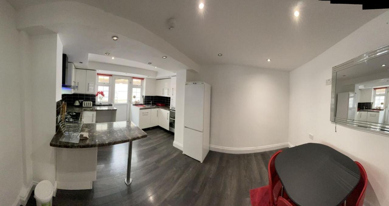 4 Bedroom House 10 Mins Walk To The Beach And Less Than A Mile From Bournemouth Main Station Екстериор снимка