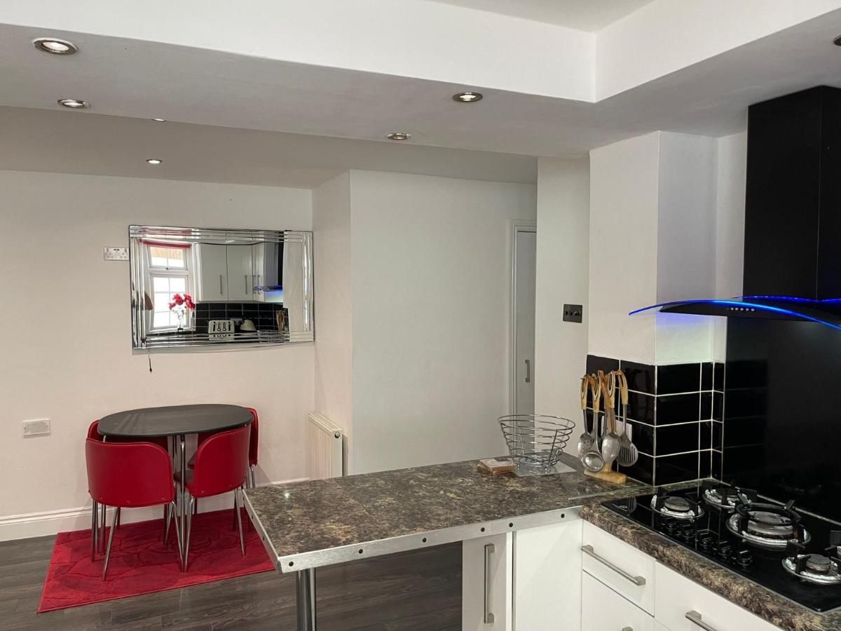 4 Bedroom House 10 Mins Walk To The Beach And Less Than A Mile From Bournemouth Main Station Екстериор снимка