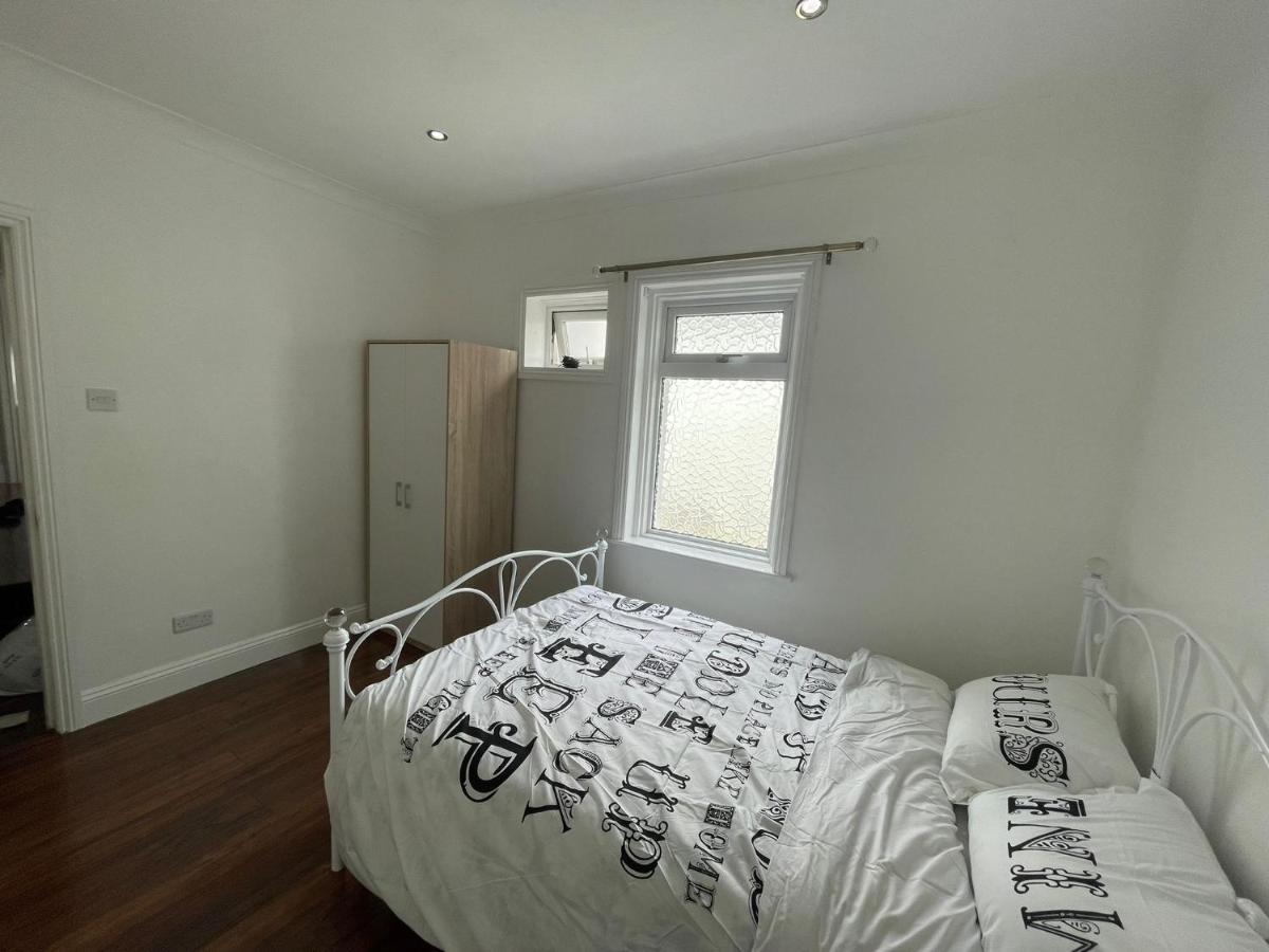 4 Bedroom House 10 Mins Walk To The Beach And Less Than A Mile From Bournemouth Main Station Екстериор снимка