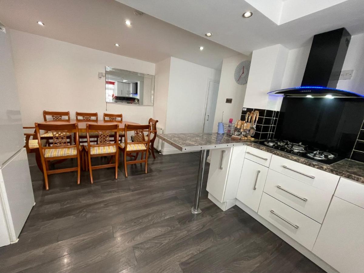 4 Bedroom House 10 Mins Walk To The Beach And Less Than A Mile From Bournemouth Main Station Екстериор снимка