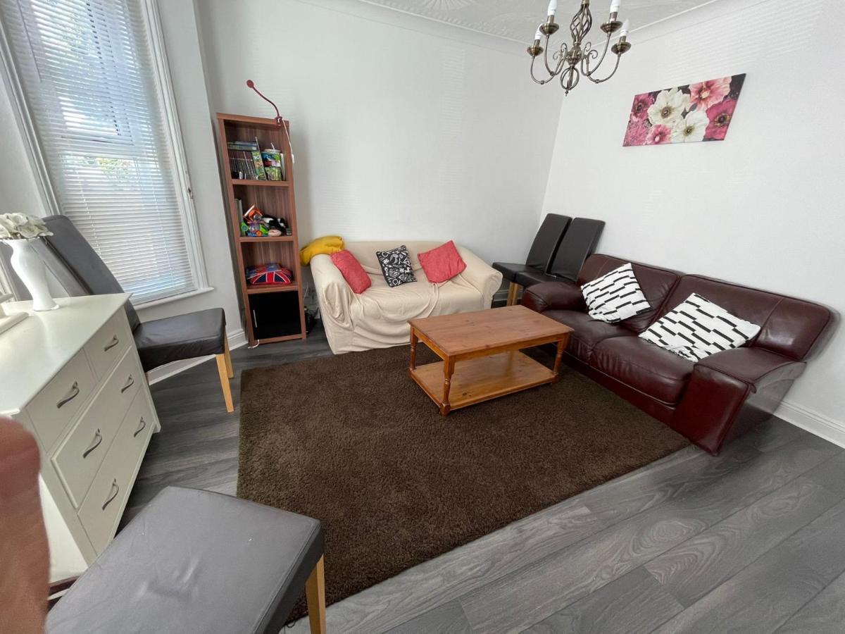 4 Bedroom House 10 Mins Walk To The Beach And Less Than A Mile From Bournemouth Main Station Екстериор снимка