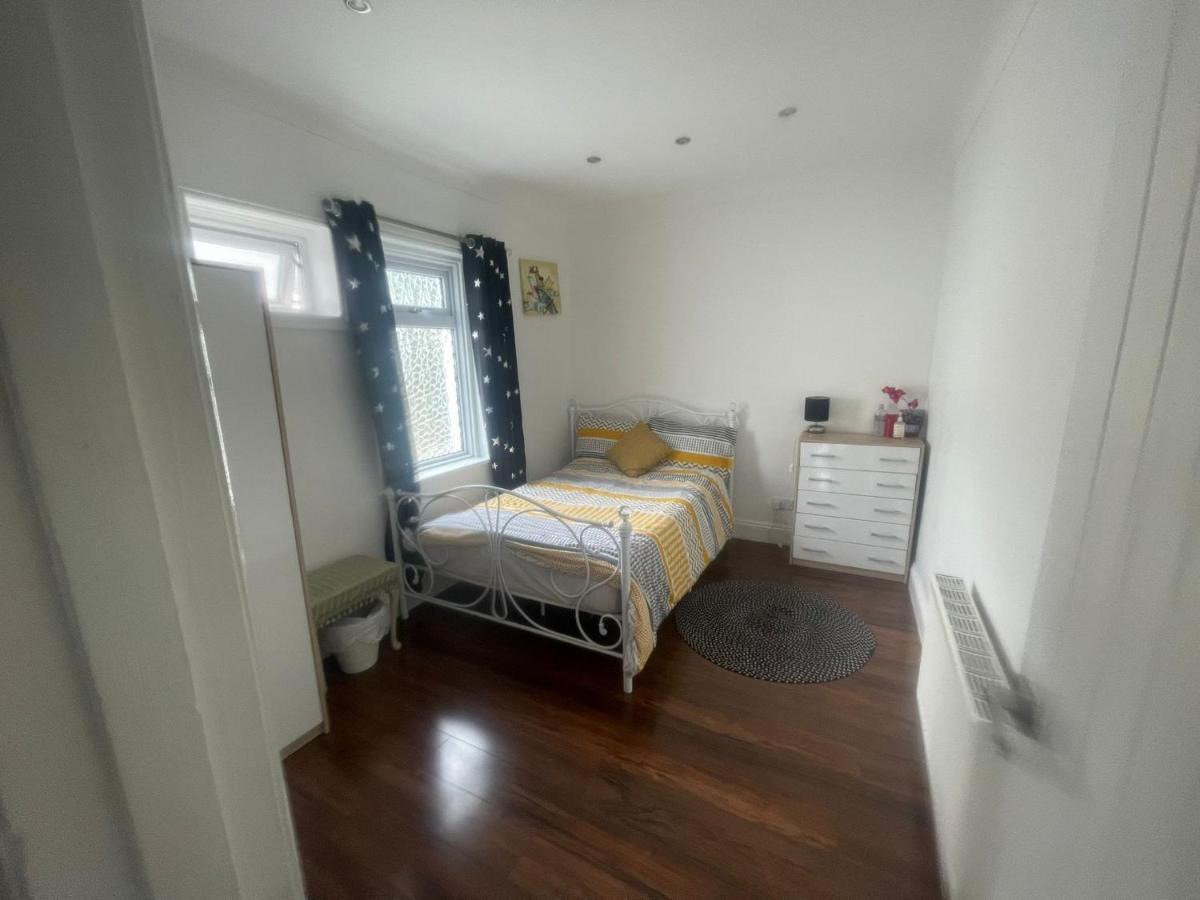 4 Bedroom House 10 Mins Walk To The Beach And Less Than A Mile From Bournemouth Main Station Екстериор снимка