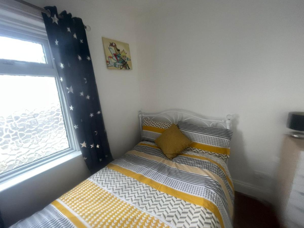 4 Bedroom House 10 Mins Walk To The Beach And Less Than A Mile From Bournemouth Main Station Екстериор снимка