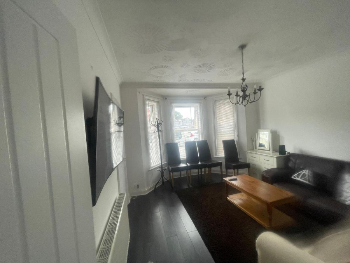 4 Bedroom House 10 Mins Walk To The Beach And Less Than A Mile From Bournemouth Main Station Екстериор снимка